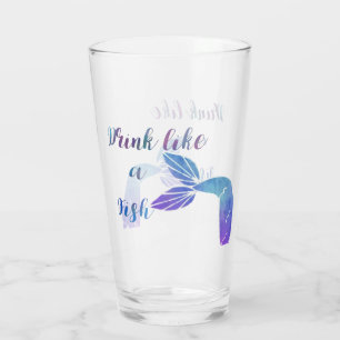 Bebida de la sirena como un vaso de cristal de la