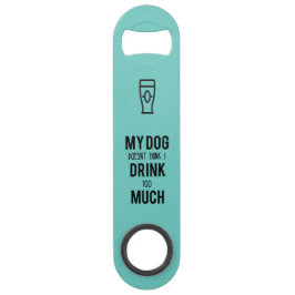 Bebida del perro demasiado abrebotellas de la