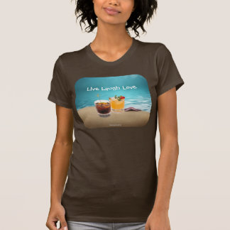 Bebida deliciosa tropical en la camiseta de la