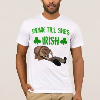 Bebida hasta que ella es camiseta irlandesa