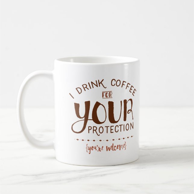 Bebo el café para su protección - taza divertida (Izquierda)