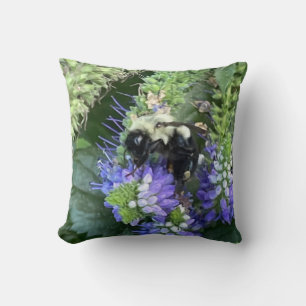 Bee on Purple Flower Cojín decorativo