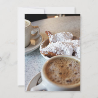 Beignets y tarjeta plana de café