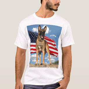 Belga Malinois con la camiseta de la bandera