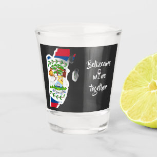 Beliceños beben vino juntos vaso de chupito