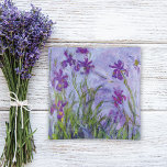 Bella Artes Claude Monet, violento irlandés<br><div class="desc">Irises morados (feat. 1917) de Claude Monet (1840-1926). Conocido como pionero del impresionista francés,  la fascinante representación de Monet de los iris balancines ha sido reproducida digitalmente en este plato de trinket de vidrio,  presentando una perfecta mezcla de funcionalidad y elegancia artística.</div>