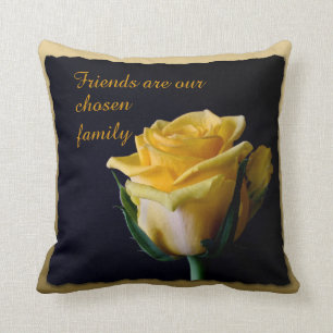 Bella Rosa Amarilla sobre Almohada Negra y Dorada