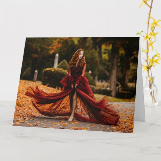 bellas mujeres con tarjeta de saludo plegada de ot (flor amarilla)