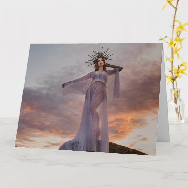 bellas mujeres paradas en una tarjeta de saludo de (flor amarilla)