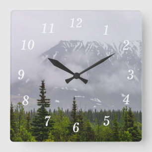 Belleza detrás del reloj de pared de las nubes