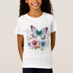 Belleza floreciente: flores y camiseta con maripos