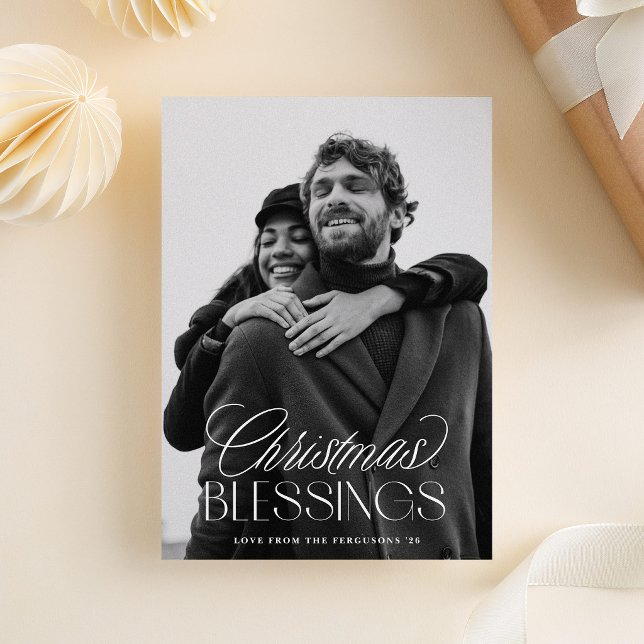 Bendiciones de Navidad Texto Elegante Superpuesto  (Christmas Blessings holiday photo card with elegant script and serif typography.)