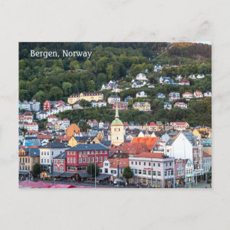 Bergen en la luz del atardecer, Noruega, postal