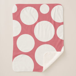 Berry de bonito en una manta rosa