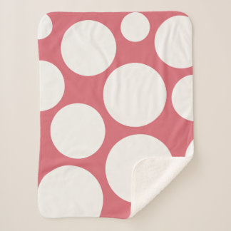 Berry de bonito en una manta rosa