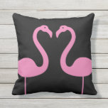Besando los flamencos rosados y la almohada al<br><div class="desc">Este amortiguador al aire libre rosado y negro lindo se adorna con dos flamencos rosados en la silueta de un corazón, para besarse alrededor, haciéndole un gran accesorio de la casa de playa, de la casa de la piscina, de la cabaña, de la cubierta, del patio o del poolside. Esta...</div>