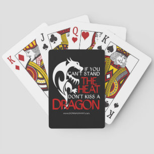 Besar a un dragón jugando cartas