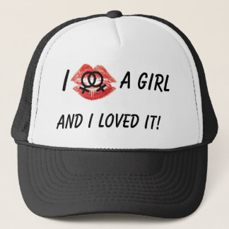 Besé a un chica, gorra negro