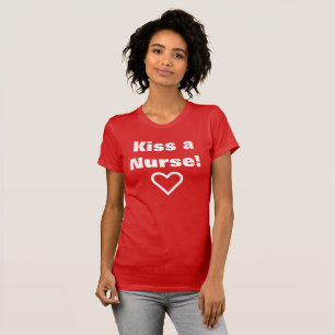 Bese la camiseta de una tarjeta del día de San
