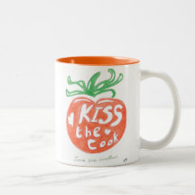 Bese la taza de café del cocinero