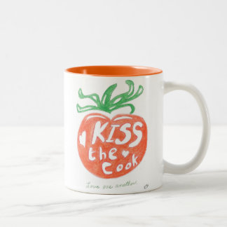 Bese la taza de café del cocinero