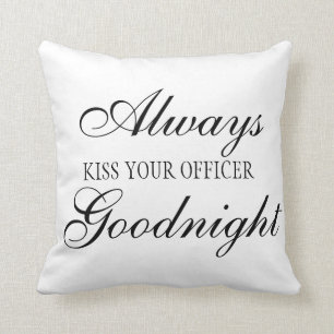 Bese siempre su almohada cuadrada del oficial