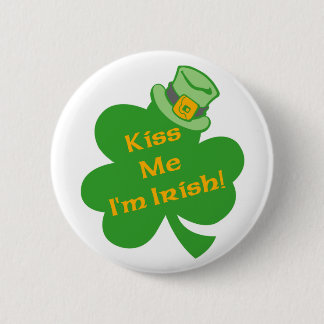Béseme que soy botón del día de St Patrick del