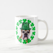 Béseme que soy taza irlandesa del perro del