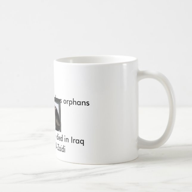 Beso de despedida Bush y taza del zapato. (Derecha)