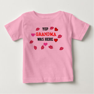 Besos de la camisa del bebé de la abuela