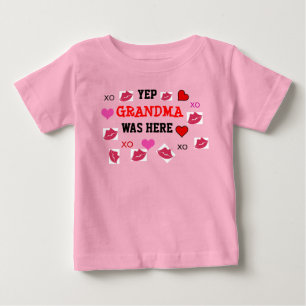 Besos de la camiseta de la abuela bebé