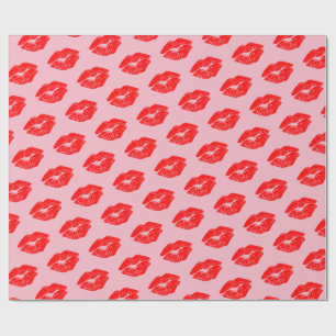 Besos rojos de los labios en el papel de embalaje