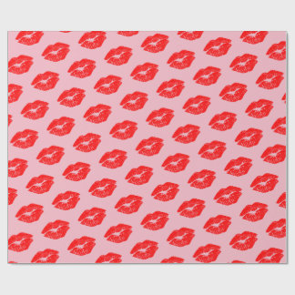 Besos rojos de los labios en el papel de embalaje
