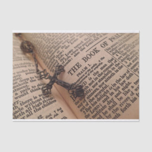 Biblia antigua con el papel seda del rosario