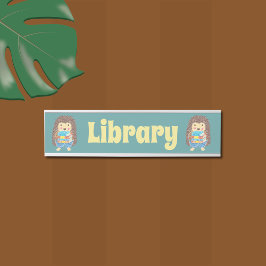 Biblioteca escolar con placa de nombre colgante