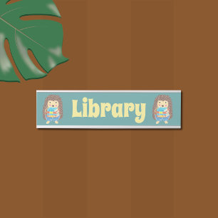 Biblioteca escolar con placa de nombre colgante