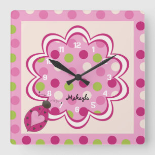 Bicho rosa en el reloj de pared de guardería con p