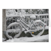 Bicicleta cubierta con nieve
