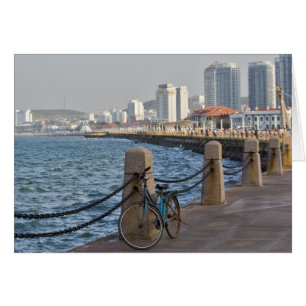 Bicicleta en el paseo marítimo con la silueta de l