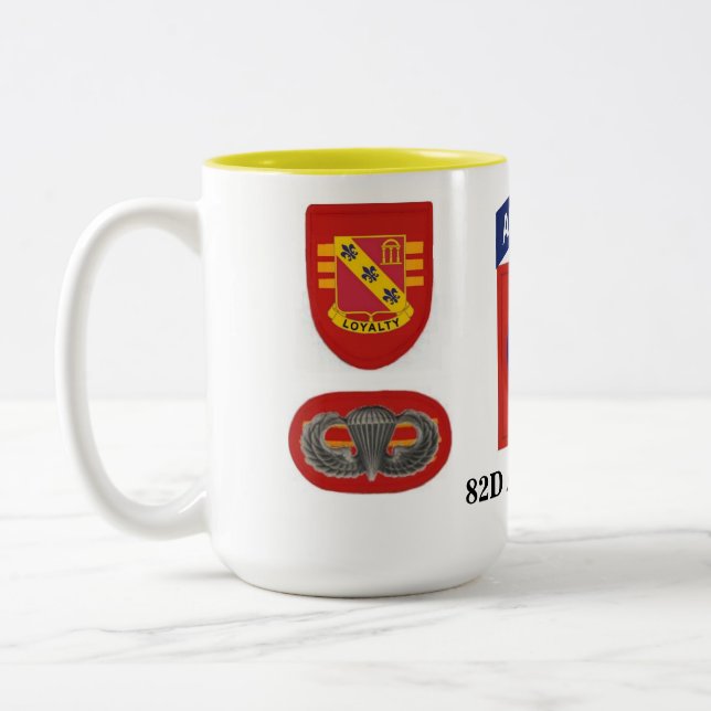 Bicolor 319TH taza de la artillería de campaña de los BN (Izquierda)