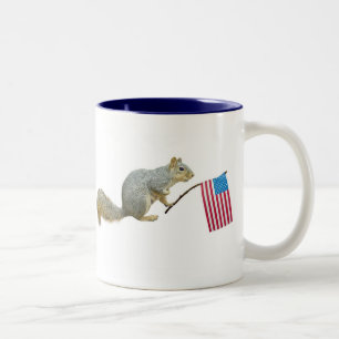 Bicolor Ardilla con la taza de la bandera americana