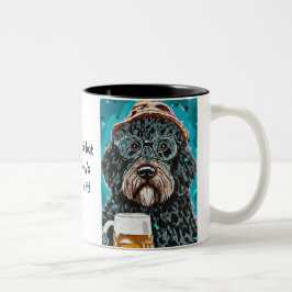 Bicolor Bernedoodle sostiene una taza de cerveza