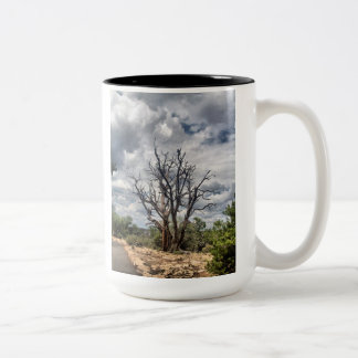 Bicolor Considere los cuervos taza