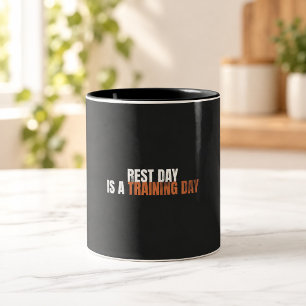 Bicolor Día de descanso es un día de entrenamiento Taza