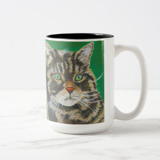 Bicolor El gato de Tabby, la taza linda dos del gatito