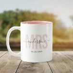 Bicolor Elegante Nueva Taza de Café MRS con Nombre Persona<br><div class="desc">Taza de café linda y moderna que dice MRS en tipografía moderna en rosa pálido con el nombre de su familia en caligrafía de letra cursiva de moda en una taza de café de dos tonos. Amando el interior rosa pero disponible en muchos más colores.</div>