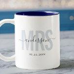 Bicolor Elegante Nueva Taza Personalizada MRS Fecha de Bod<br><div class="desc">Taza de café moderna y linda que dice MRS en tipografía moderna en azul polvoriento con el nombre de tu familia en caligrafía de letra cursiva de moda en una taza de café de dos tonos. Amando el interior rosa pero disponible en muchos más colores.</div>