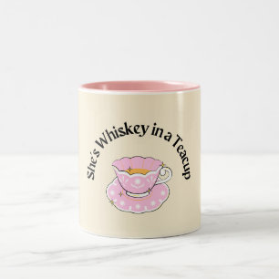 Bicolor Ella es Whiskey en una taza de té