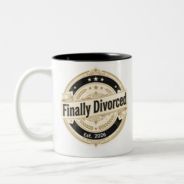 Bicolor Finalmente divorciado Est. 2025 Taza con insignia  (Izquierda)