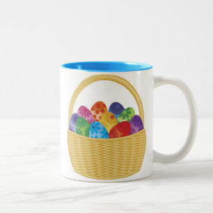 Bicolor Huevos de Pascua coloridos en taza de la cesta